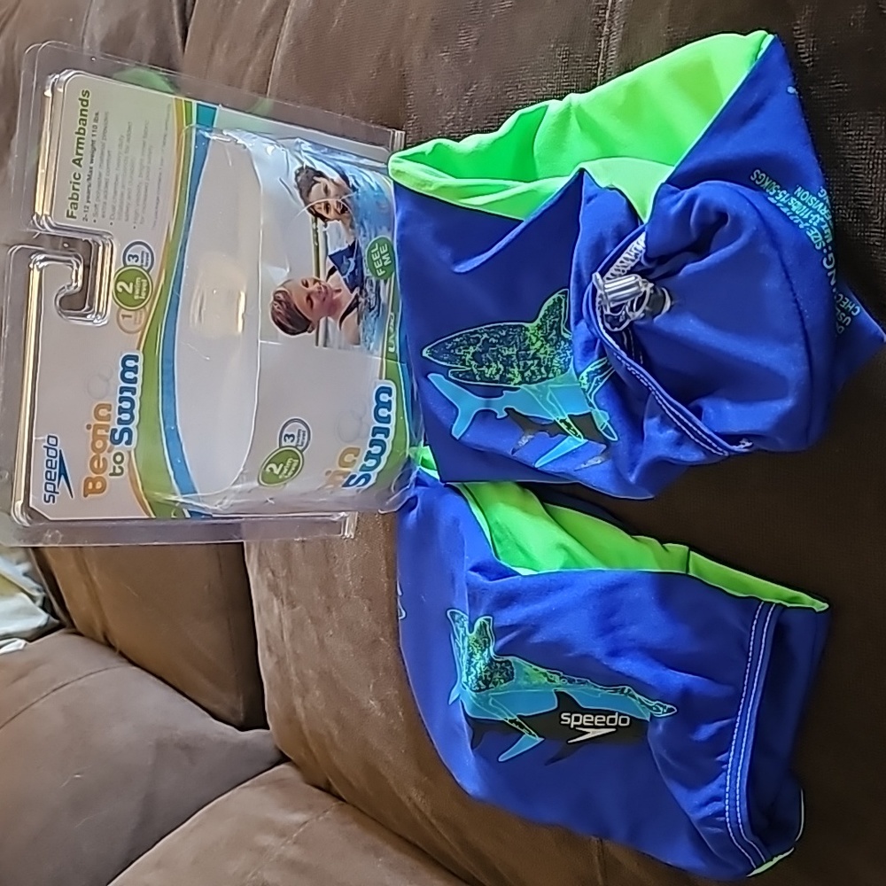 Speedo begin to swim armbands